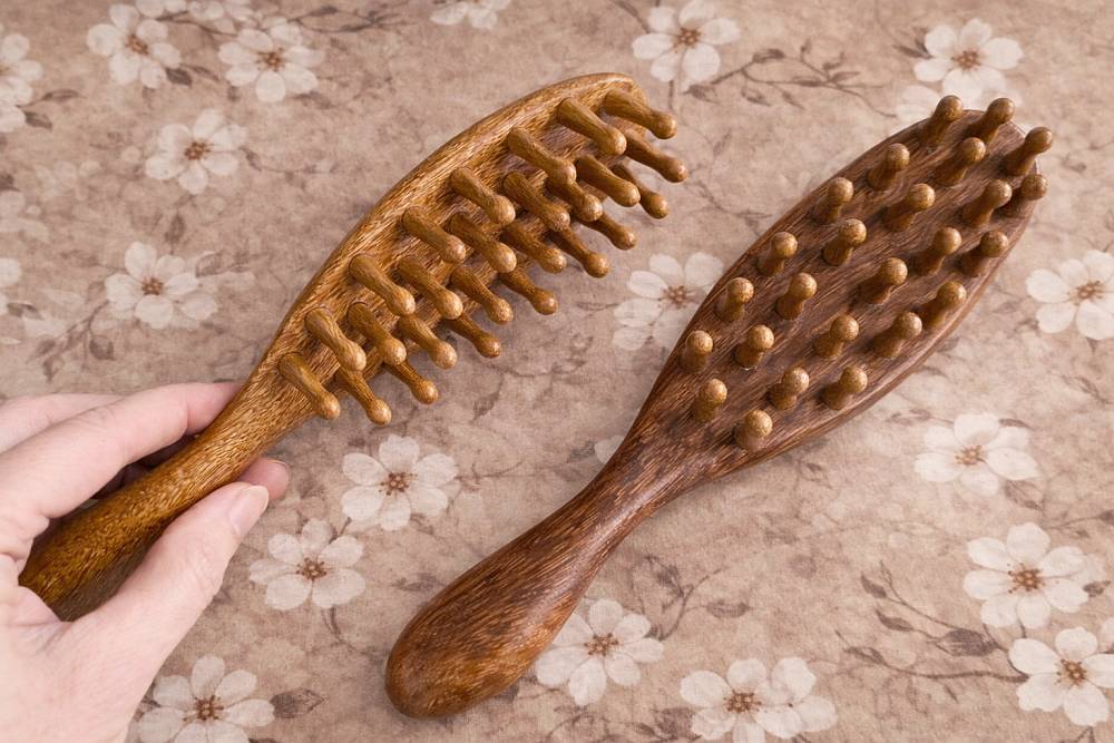 Santalový dřevěný masážní kartáč